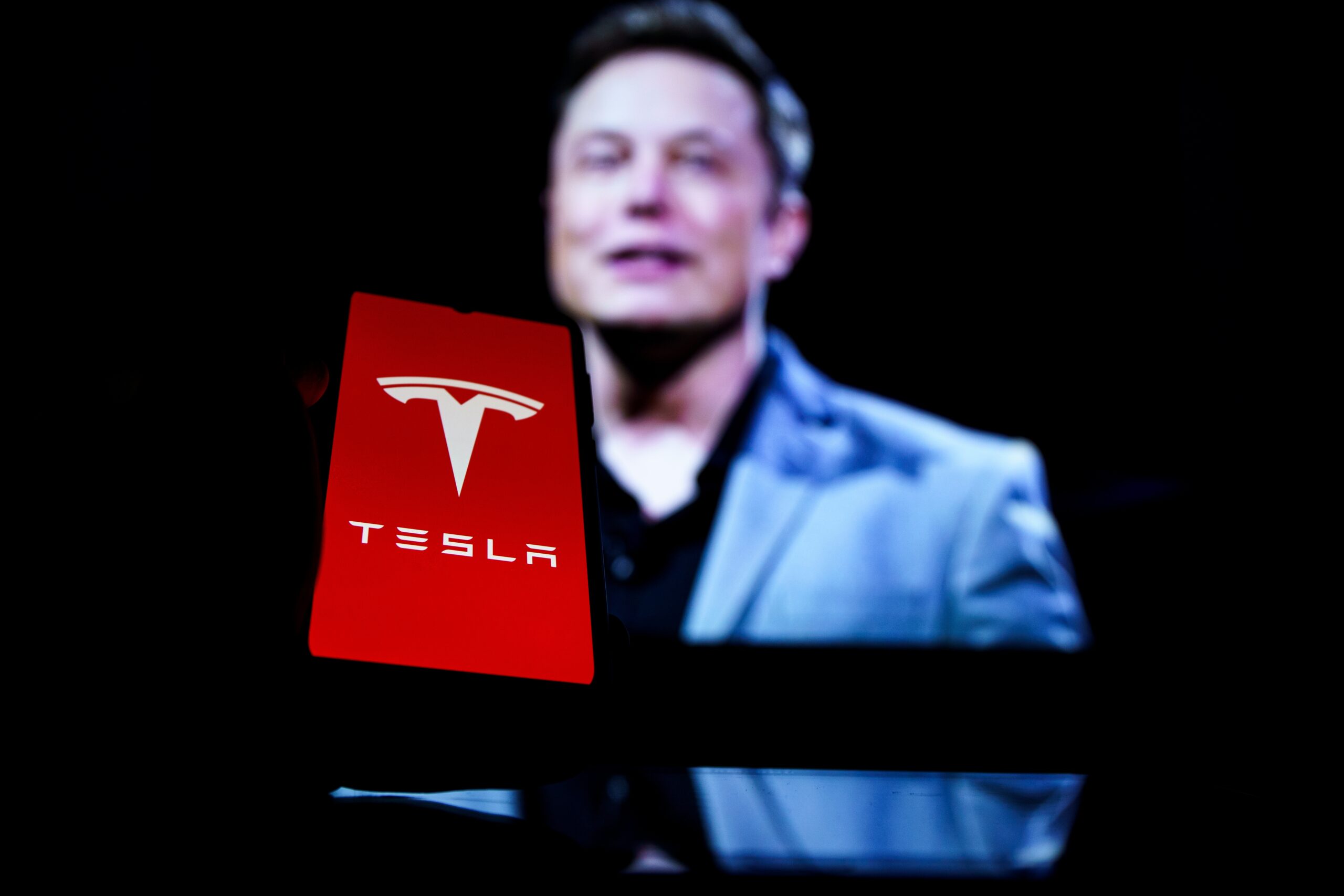 Tesla tropeça: vendas em queda atormentam a montadora de carros elétricos
