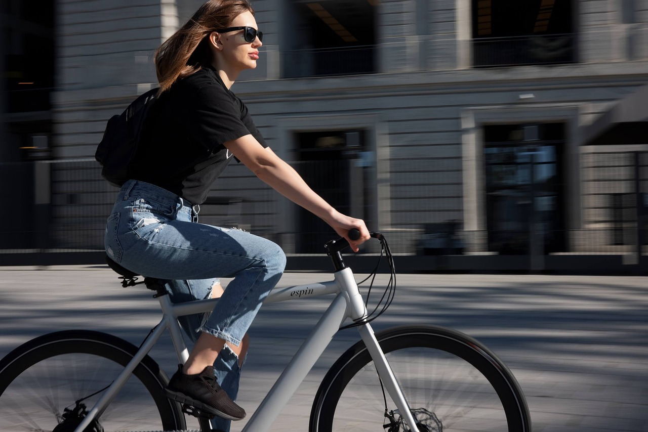 E-bike mais acessível: Decathlon lança bicicleta elétrica de estrada