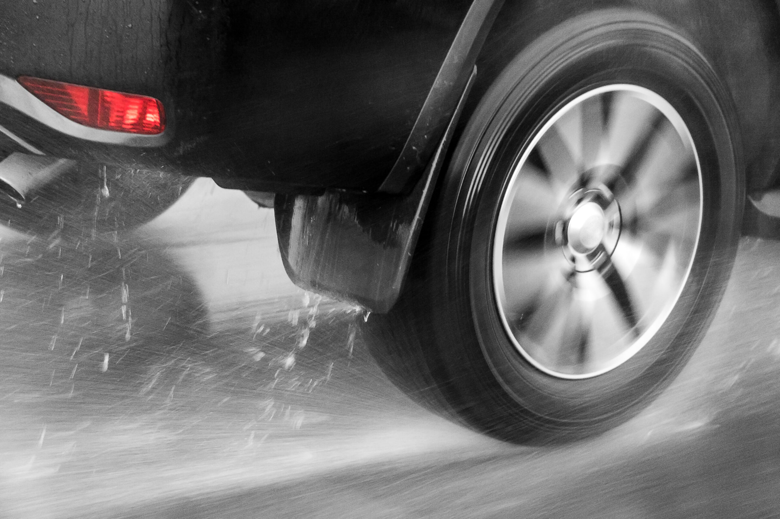 Freios ABS podem atrapalhar o motorista em aquaplanagem na estrada?