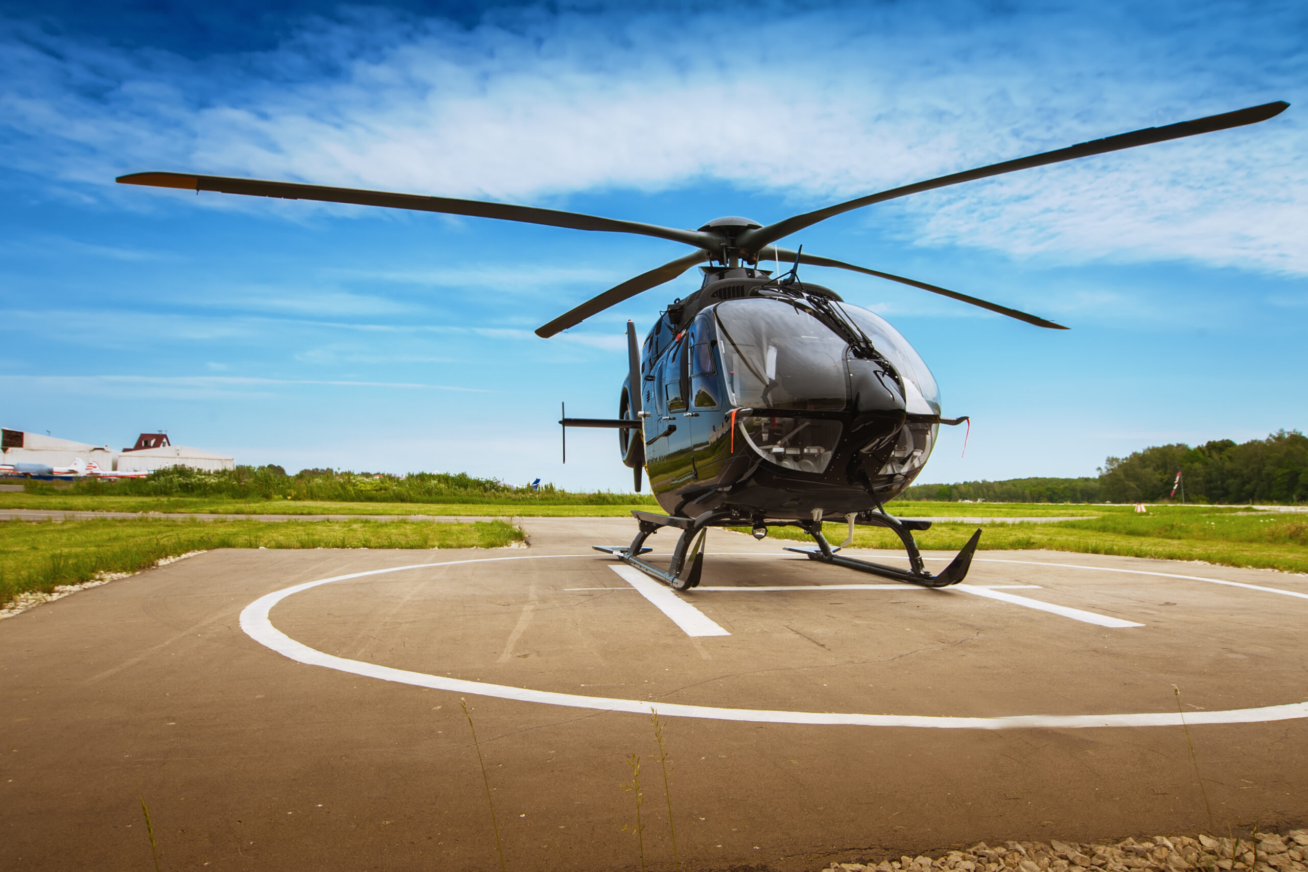 Helicóptero parado em um heliponto