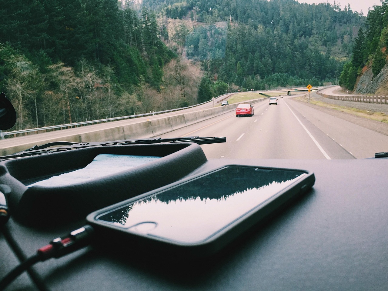 Cuidados na hora de carregar o seu smartphone no carro.