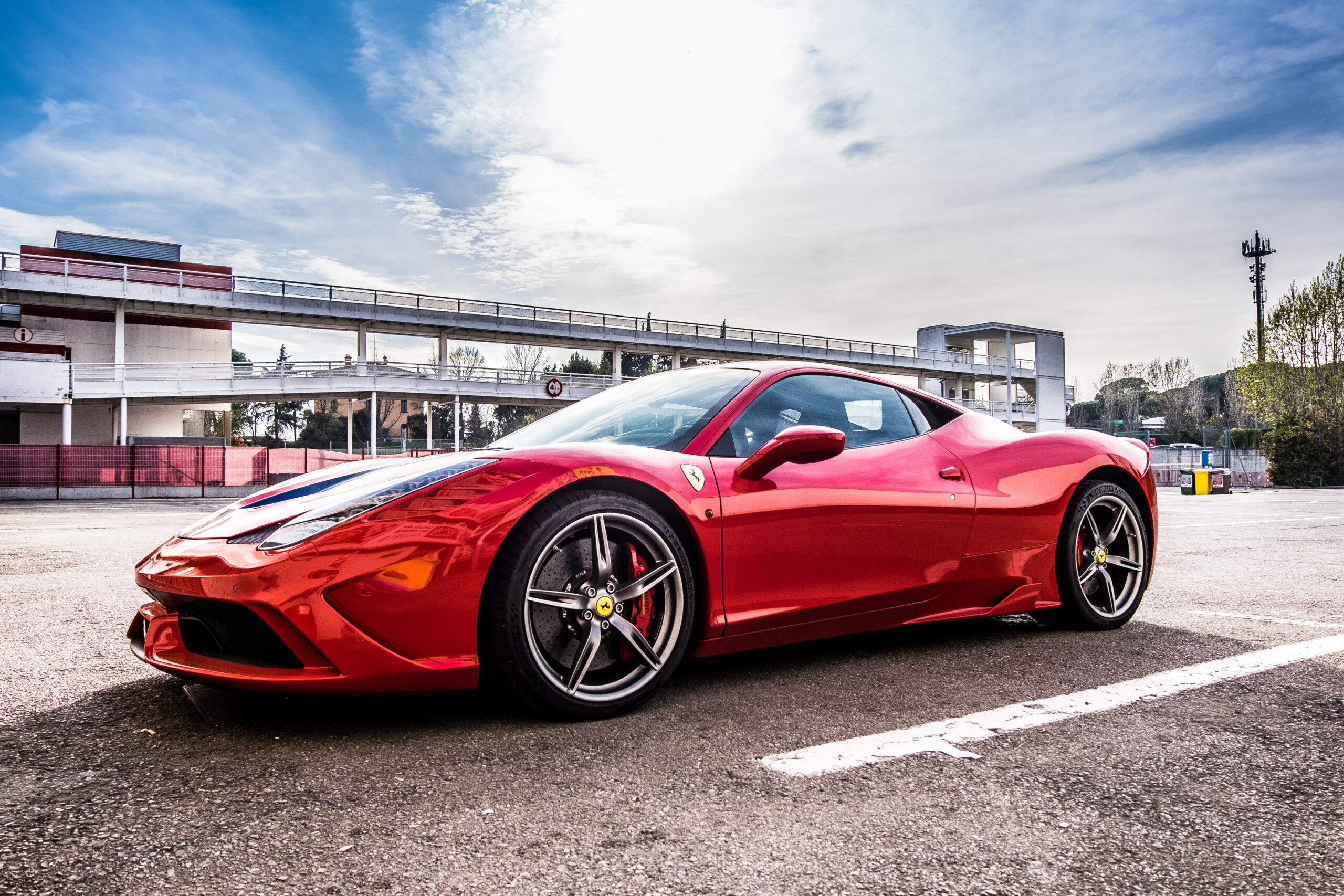 Sonha com uma Ferrari na garagem? Receita Federal leiloa supercarro em fevereiro