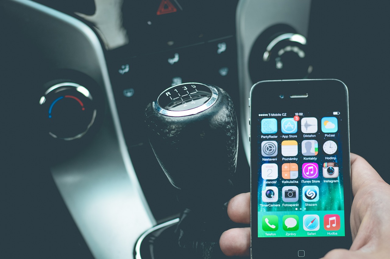 Motorista que dirige ao celular ou sem cinto pode se dar mal com novo radar 'dedo-duro'
