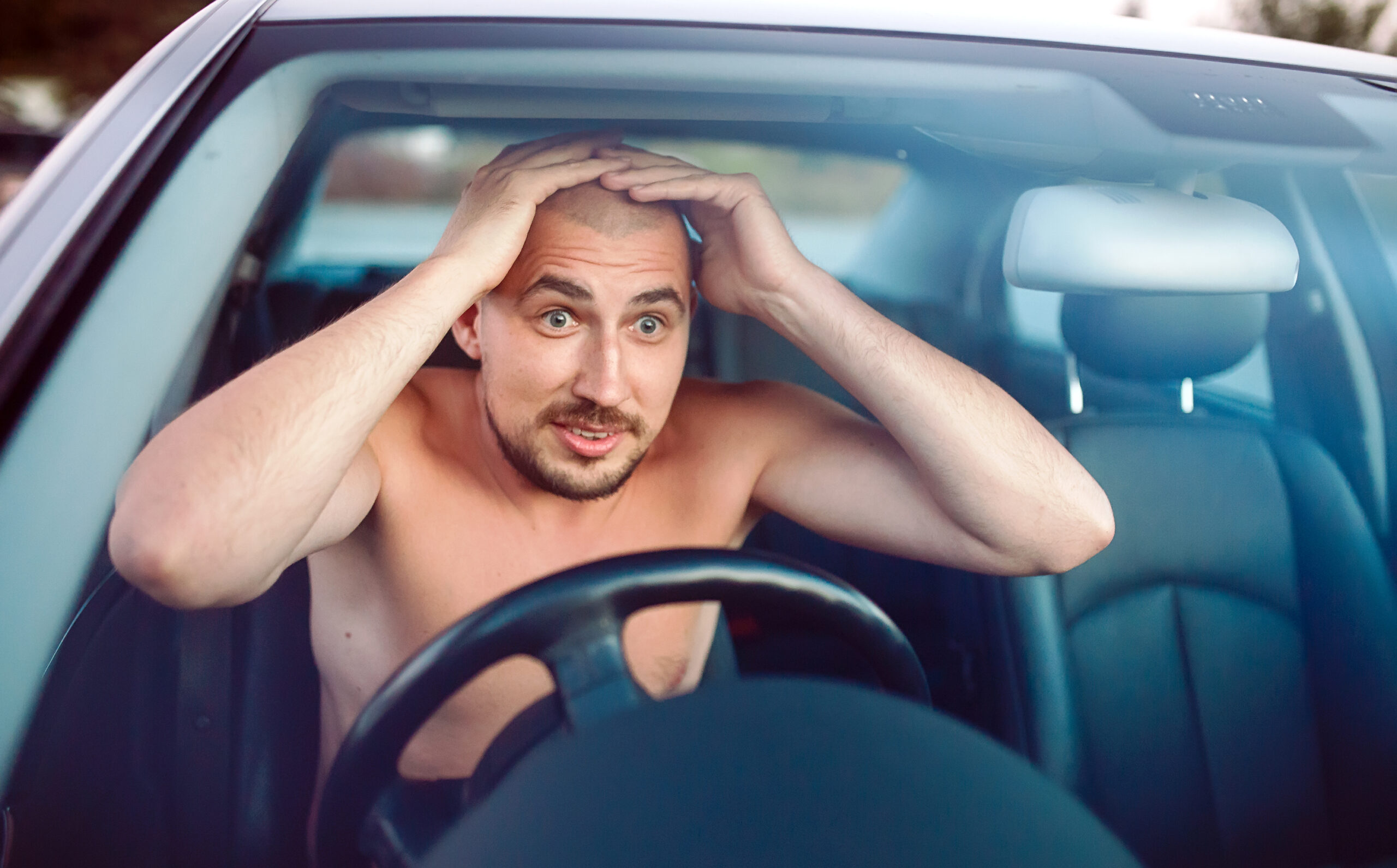 Dirigir sem camisa: lei de trânsito prevê multa ou é permitido?