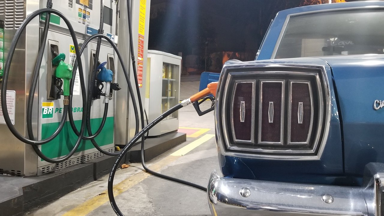Gasolina com 32% de etanol está chegando: 5 cuidados para quem tem carro antigo