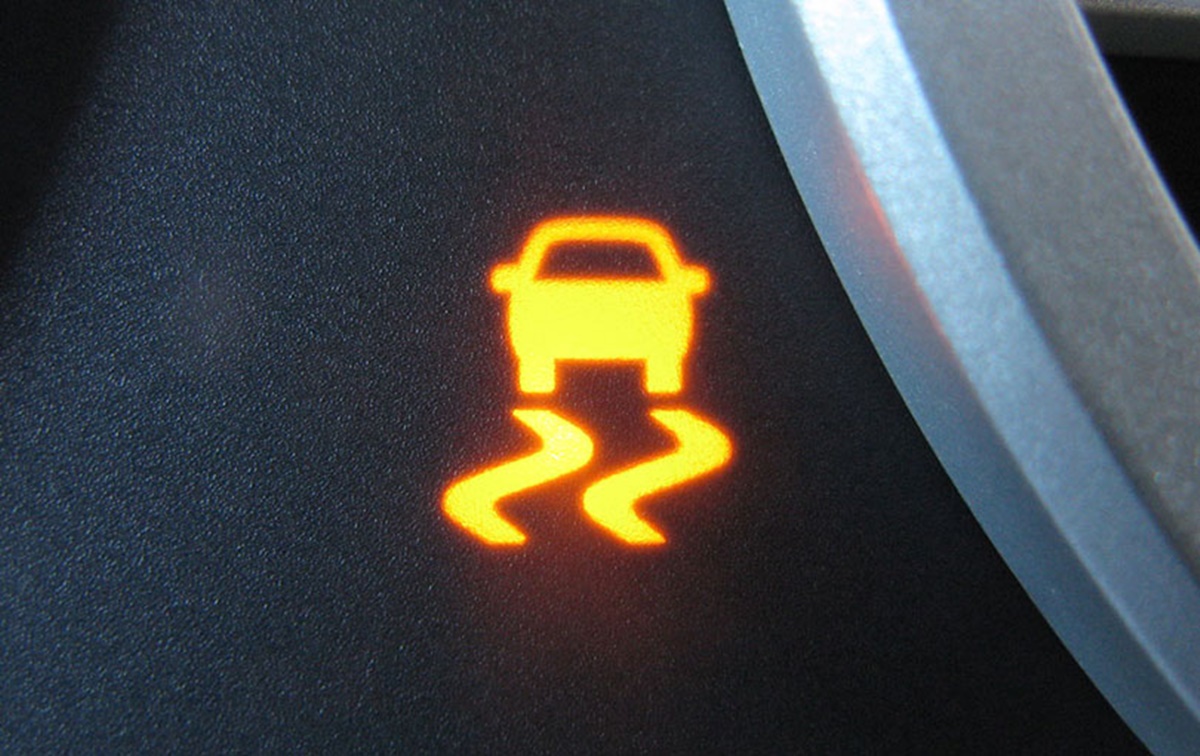 A luz do controle eletrônico de estabilidade do carro acendeu, e agora?