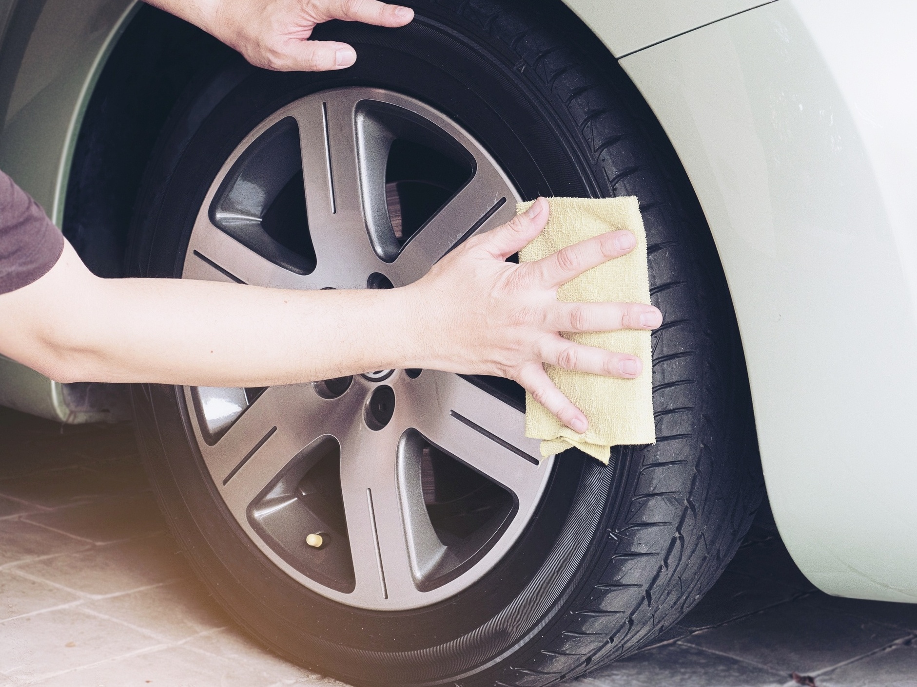 Por que motoristas estão usando vinagre nos pneus do carro? Entenda a nova moda