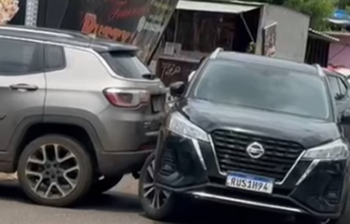 Motorista 'fechado' toma atitude extrema para sair de vaga de estacionamento e viraliza na web