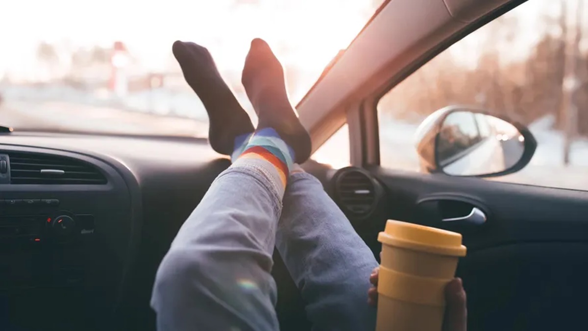 Péssimo hábito: por que colocar os pés no painel do carro é perigoso?