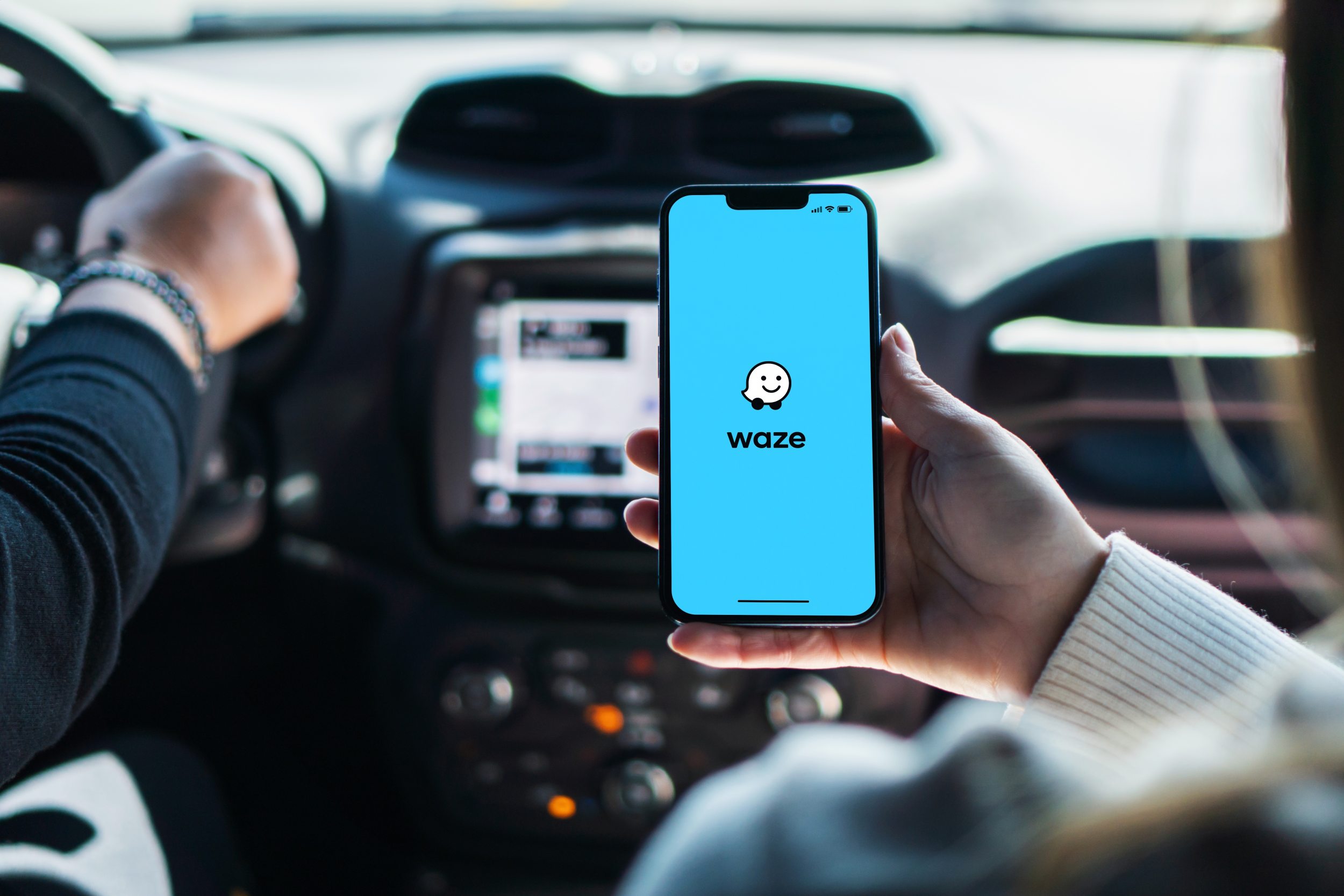 Por que Waze e Google Maps mostram velocidades diferentes da do carro?