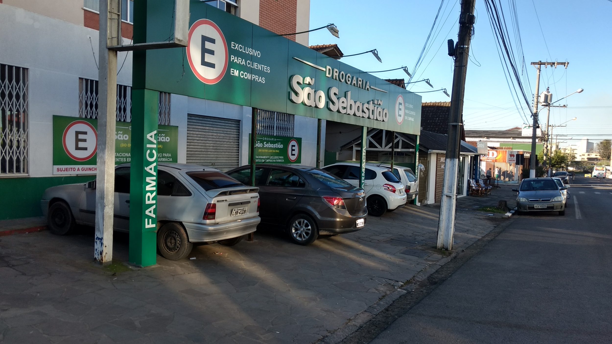 Motoristas vs. lojistas: qualquer um pode usar vagas de estacionamento de lojas?