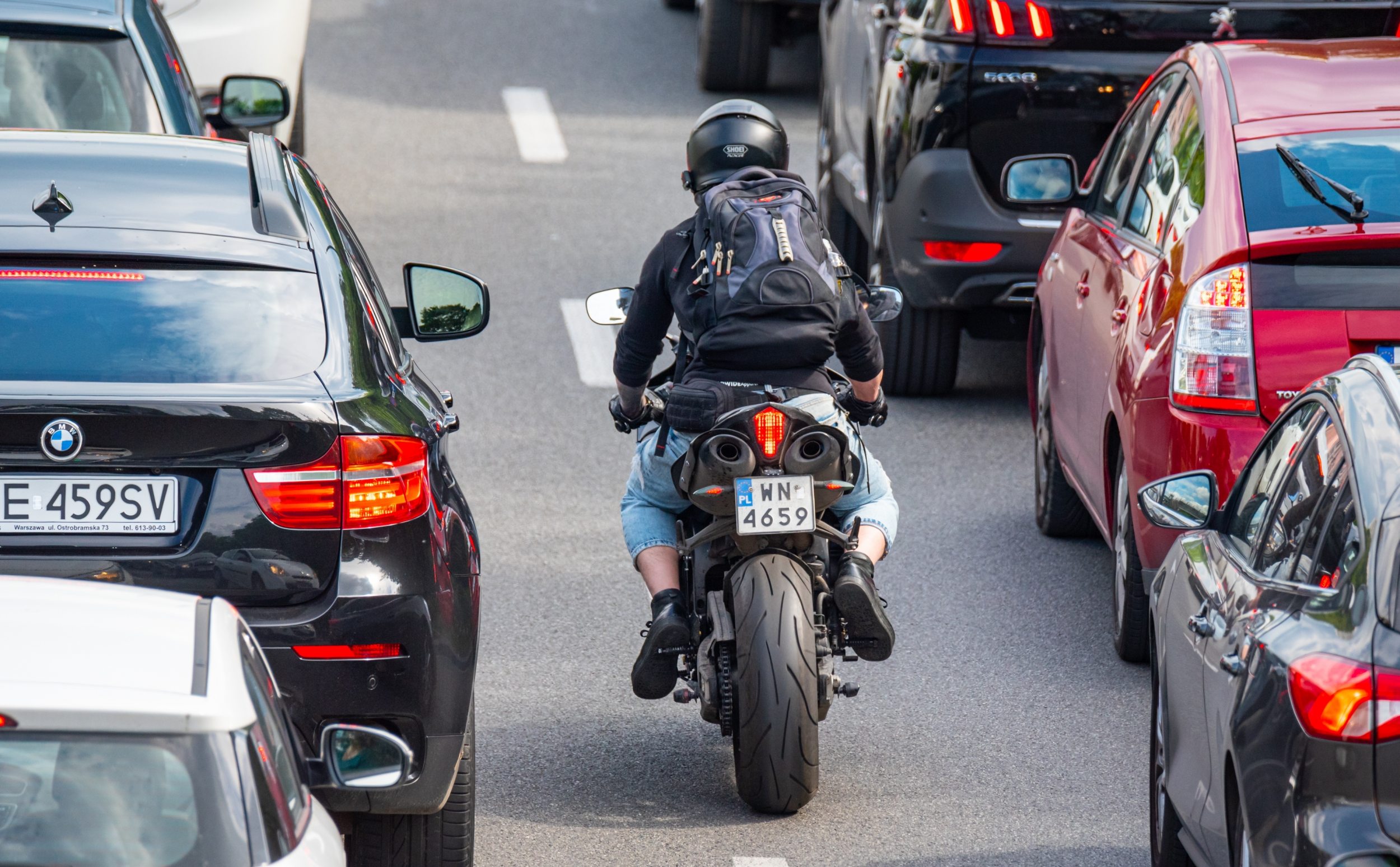 ¿Por qué los motociclistas conducen como locos 'coches inteligentes' en el tráfico?