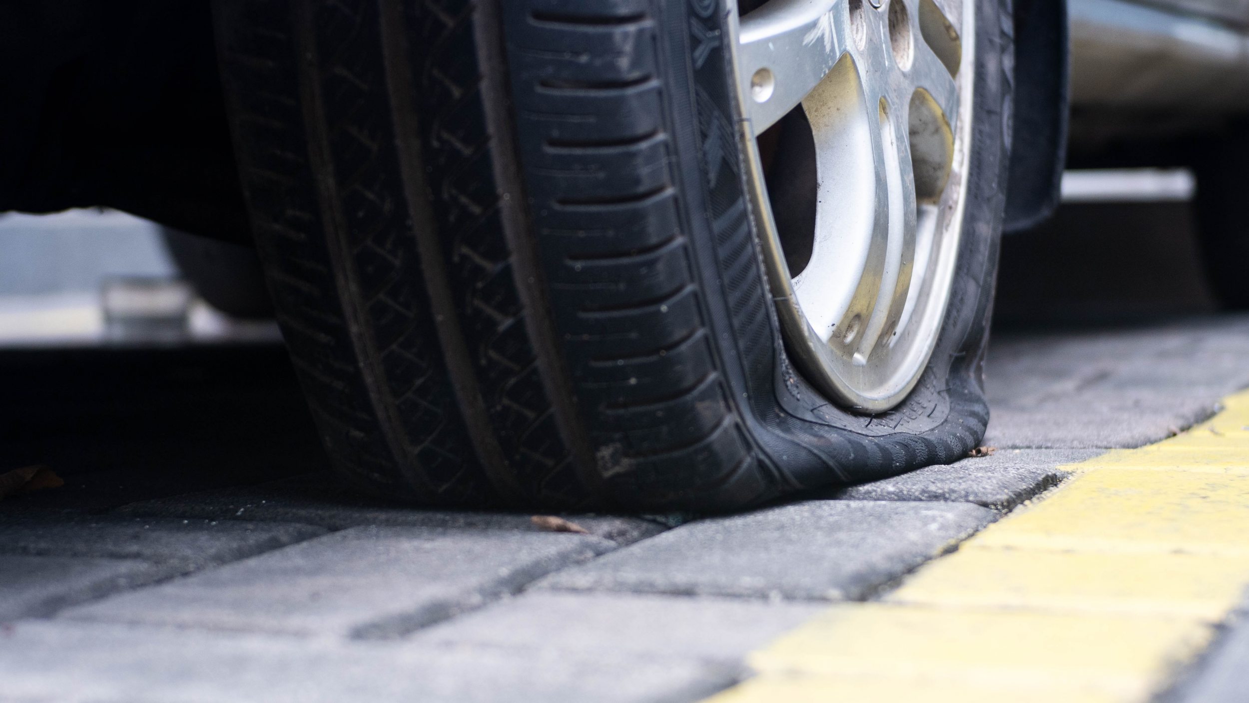Pneu do carro furou? Veja se é melhor reparar com macarrão ou vulcanização