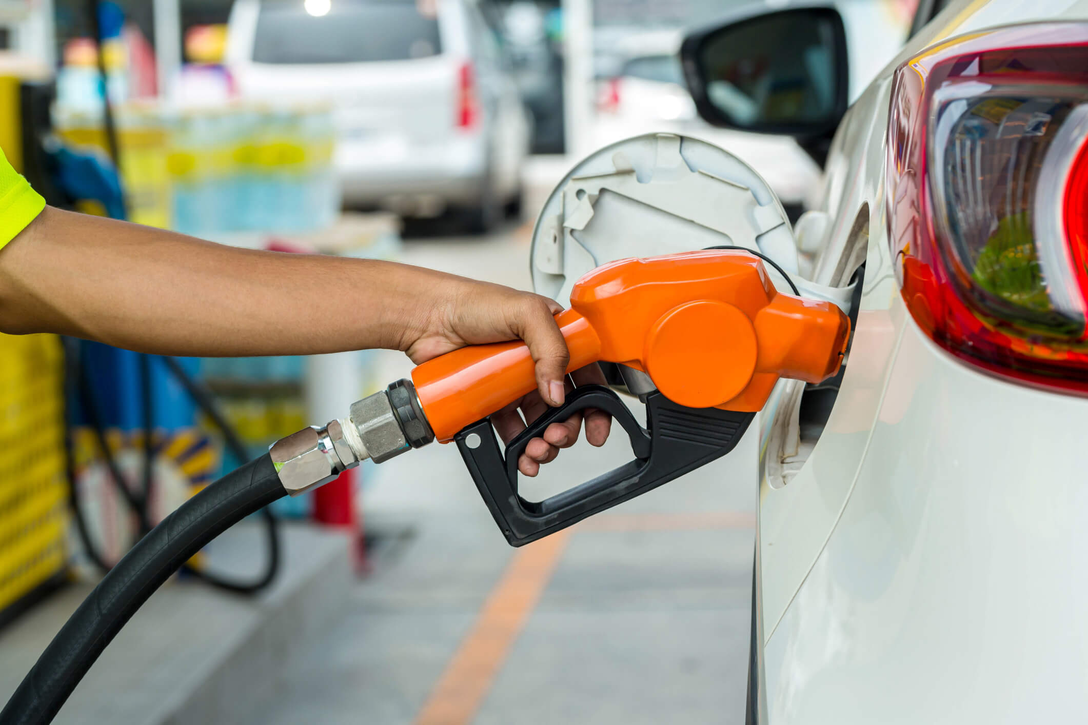 Gasolina aditivada é só picaretagem? Saiba a verdade antes de abastecer