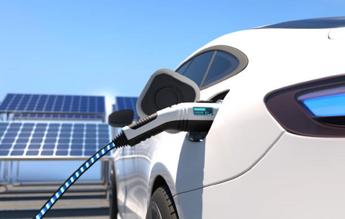 É verdade que carros elétricos e híbridos desvalorizam mais?