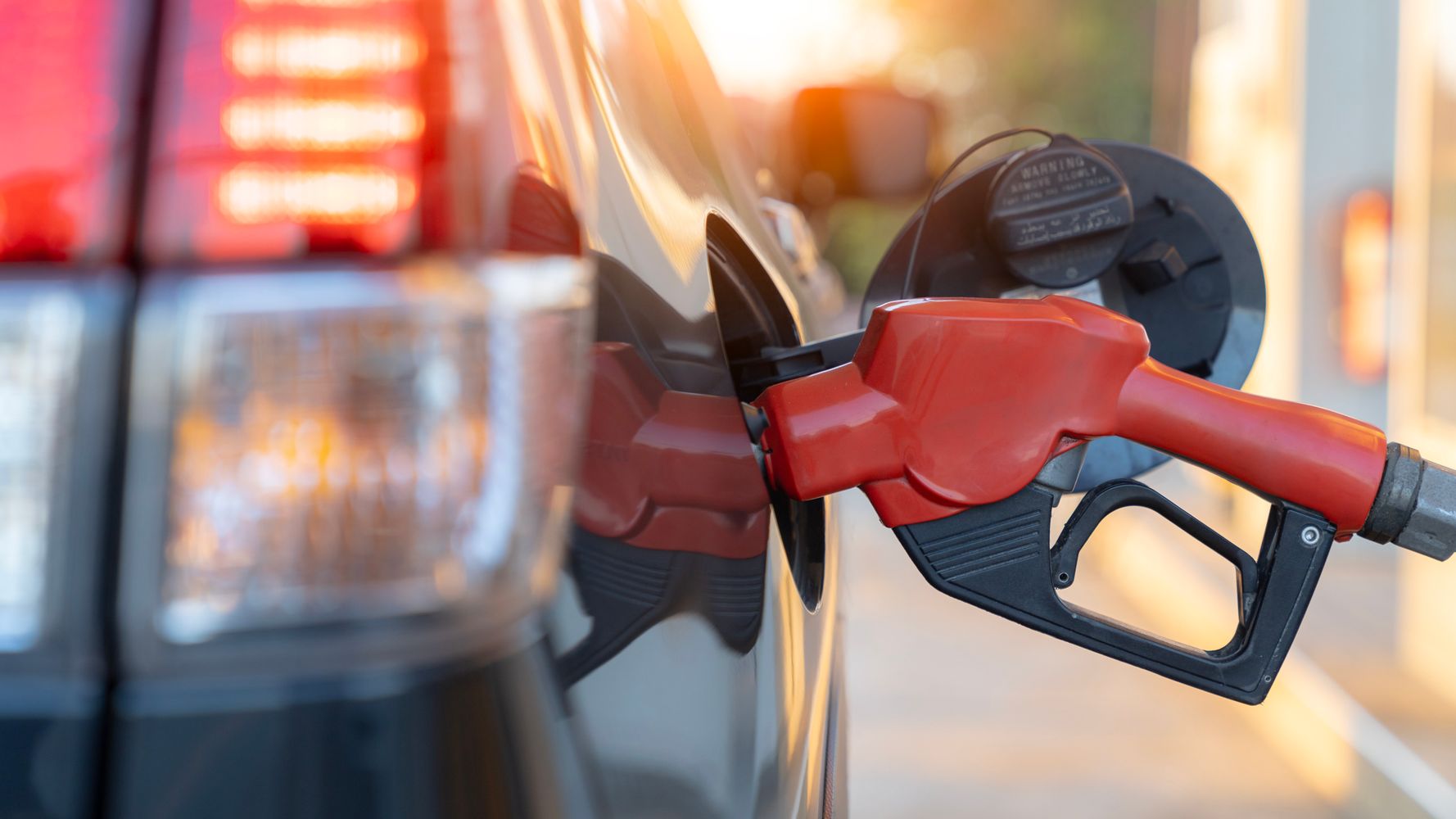 Pedir gasolina por litro sai mais barato do que por valor? Resultado de teste surpreende