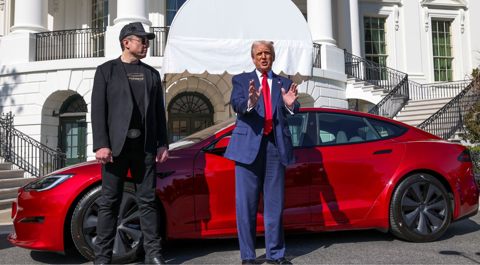 Trump coloca seu Tesla vermelho à venda após desavença com Musk