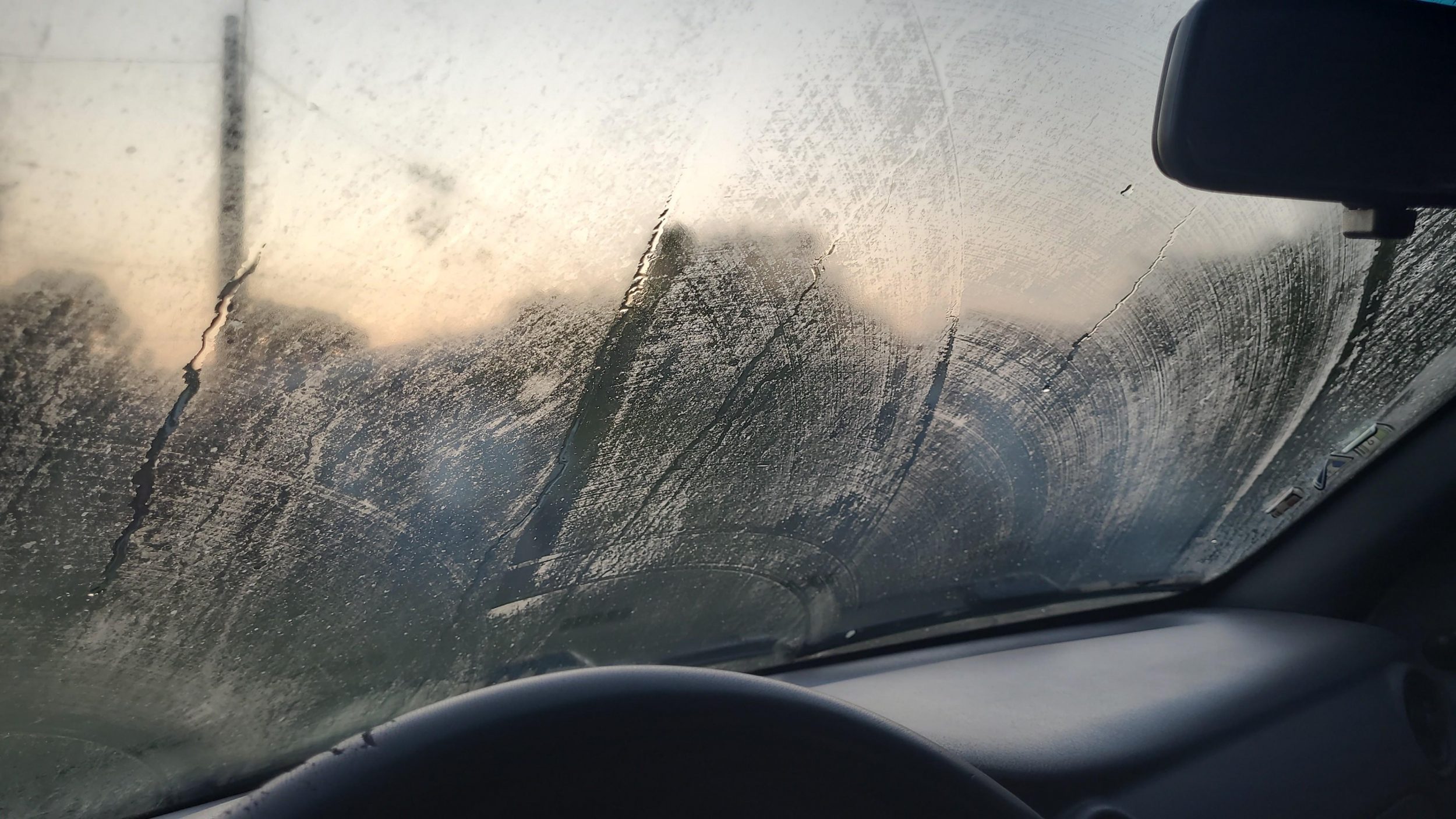 3 segredos de mecânicos para desembaçar vidros do carro sem usar ar-condicionado