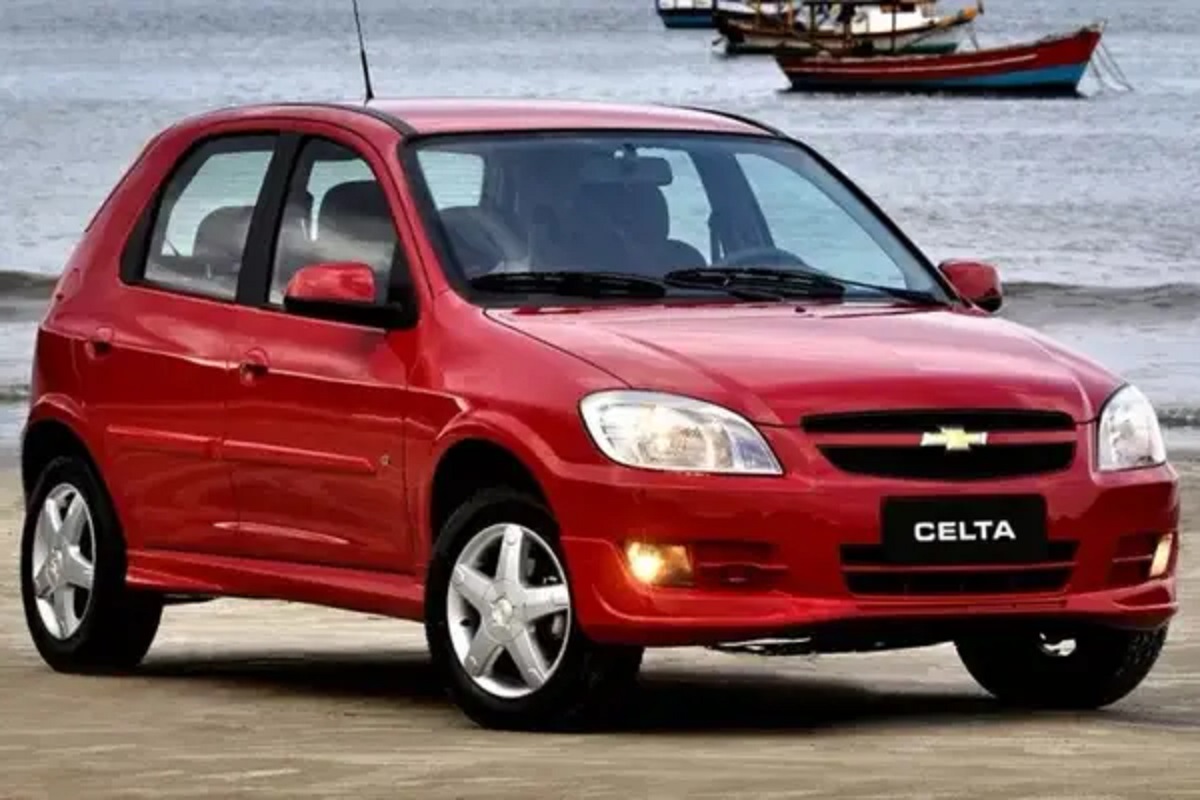 Fiat Uno Mille Fire ou Chevrolet Celta: qual escolher como 1º carro?