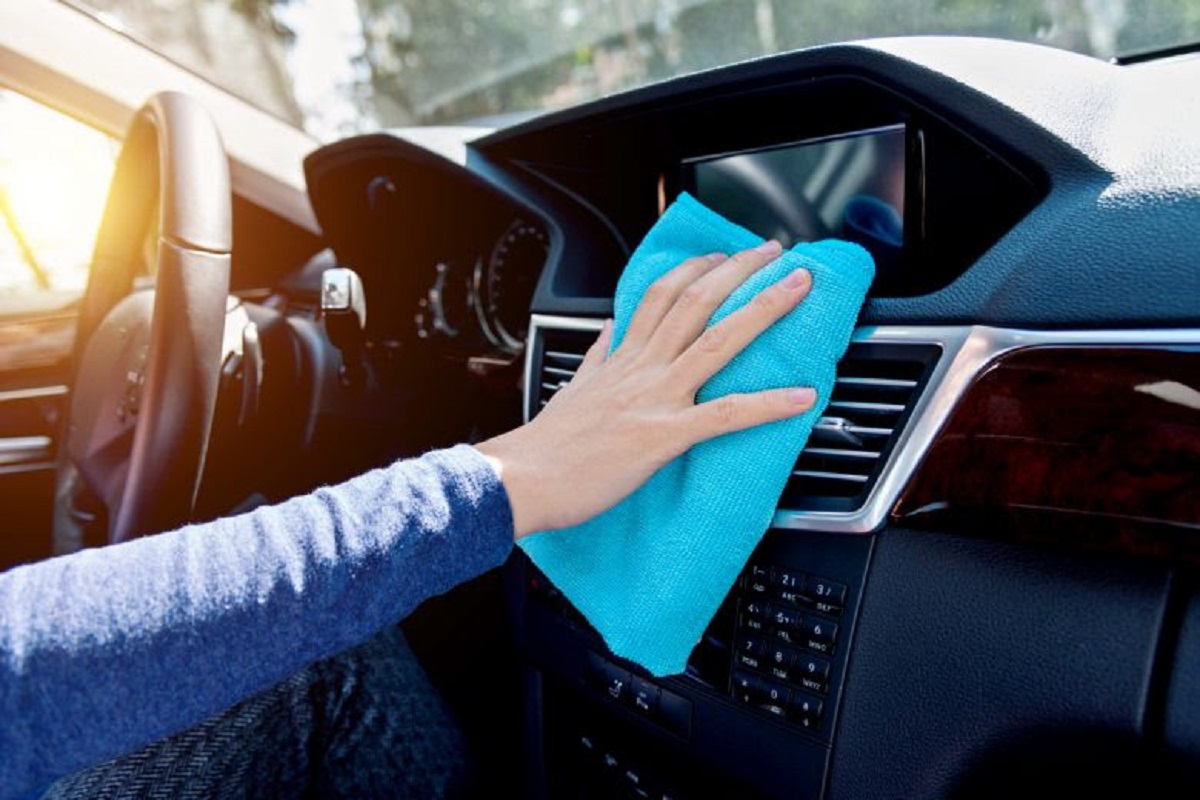 O segredo dos especialistas para higienizar o interior do carro com menos de R$10