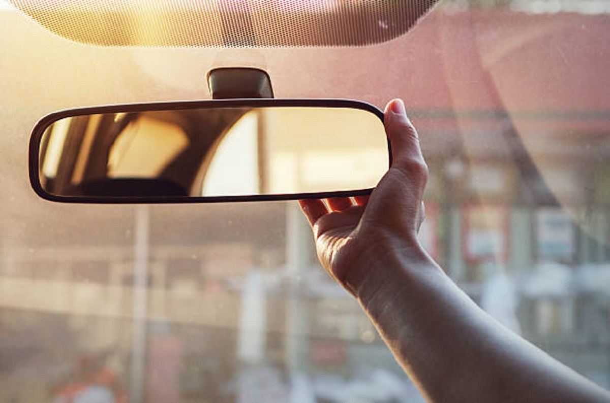 Esse ajuste simples no retrovisor pode reduzir pontos cegos e deixar a direção mais segura