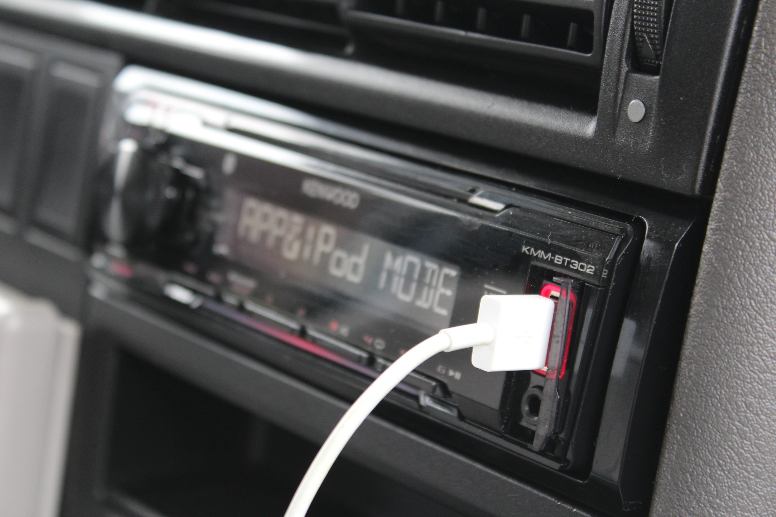 Porta USB do seu carro tem funções que vão além de carregar o celular