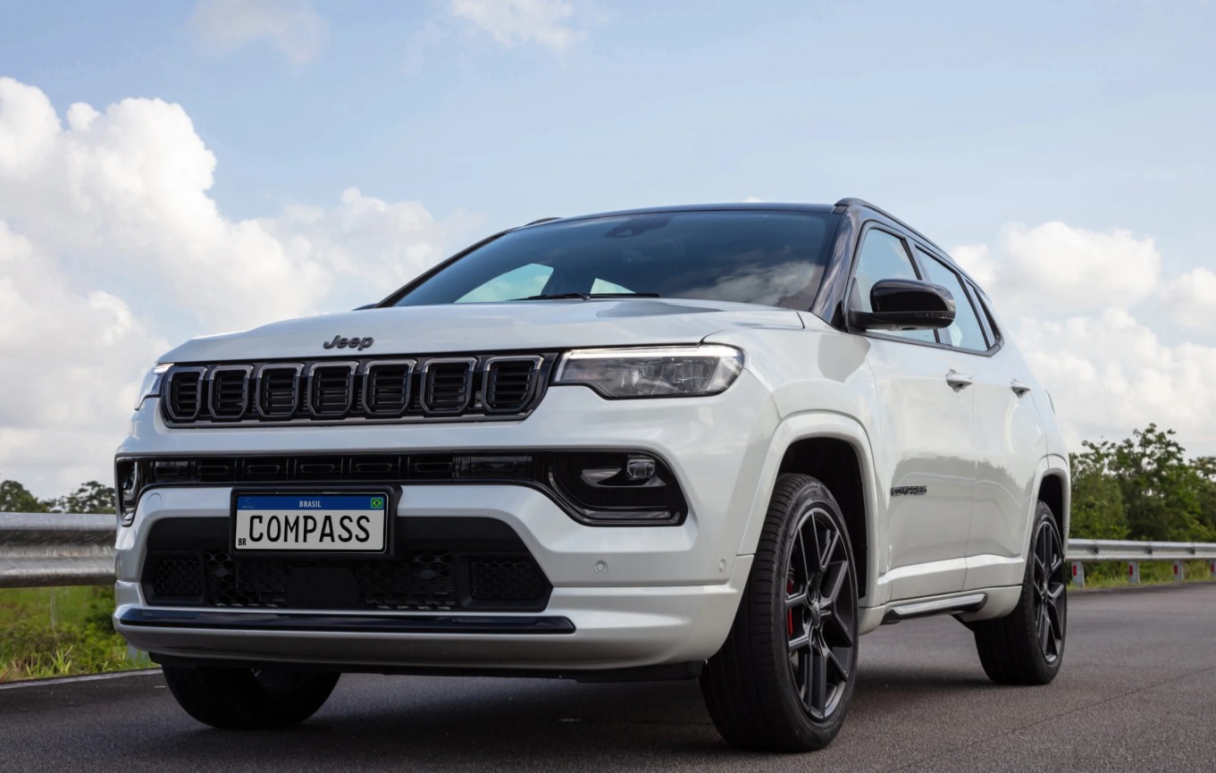 Jeep Compass 2026 estreia com novo pacote tecnológico e descontos de até R$ 20 mil