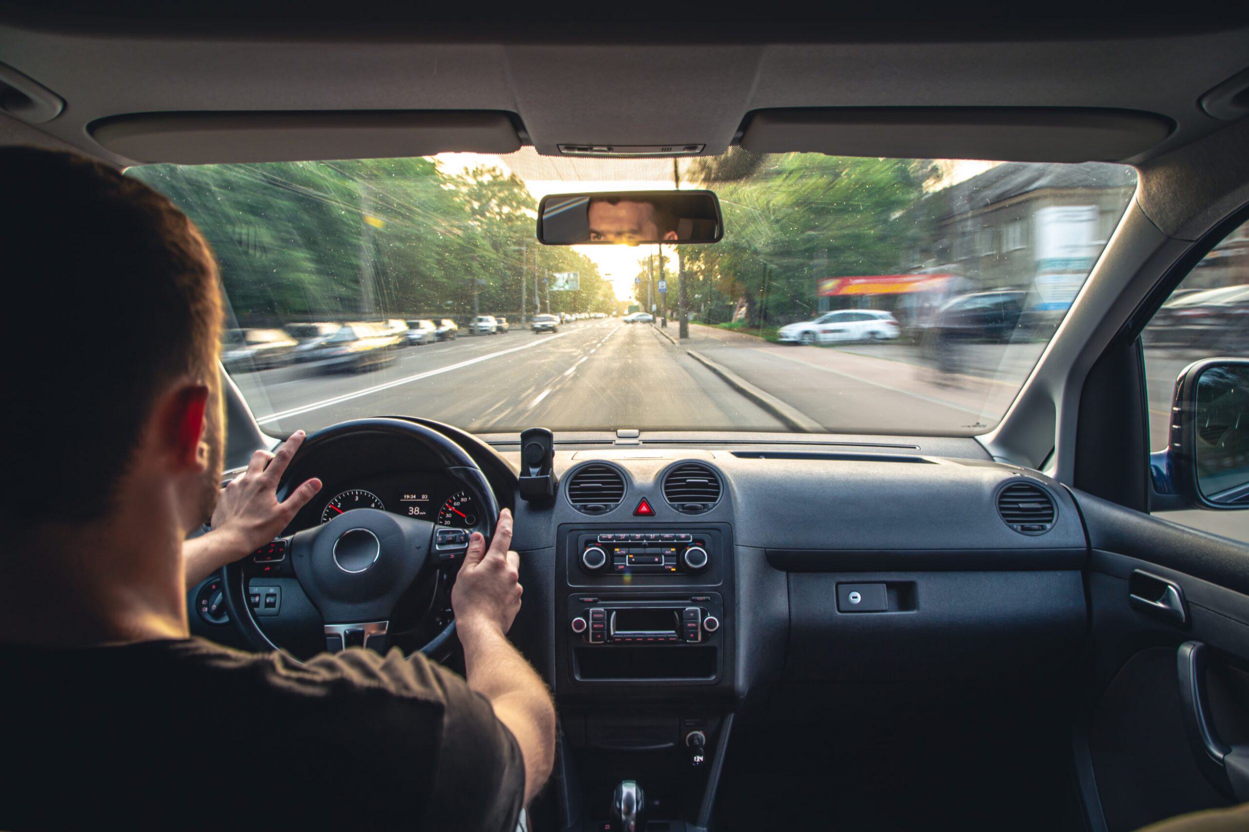 Por que o volante ‘puxa’ sozinho ao acelerar em alguns carros?
