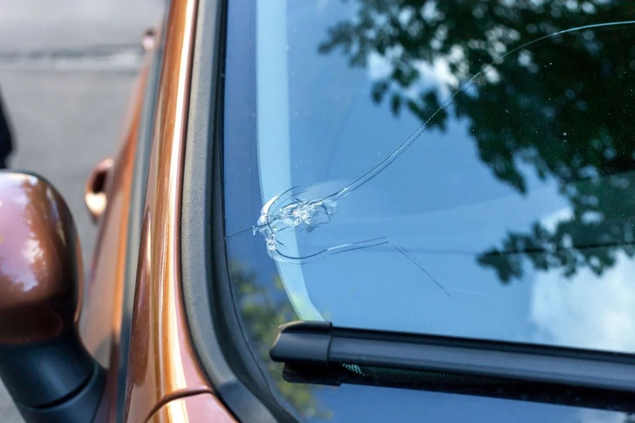 Estou rodando com o para-brisa do meu carro quebrado, será que posso ser multado?