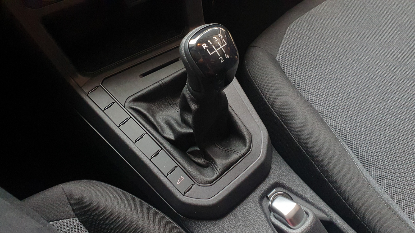 Pesquisa revela que dirigir carro manual pode fazer muito mais pelo cérebro do que você imagina