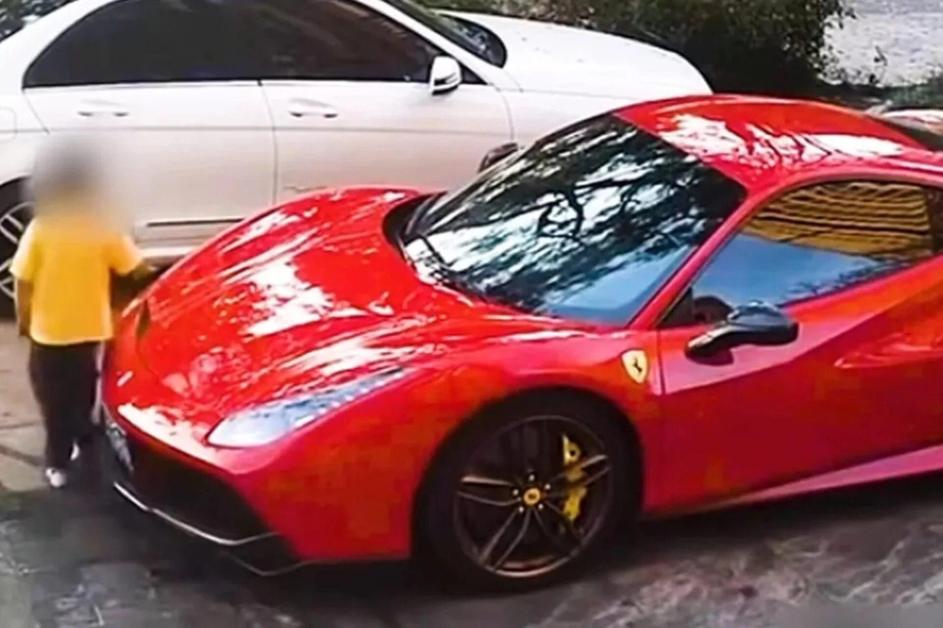 Crianças transformam Ferrari de R$ 2,7 milhões em escorregador e caso vai parar na Justiça