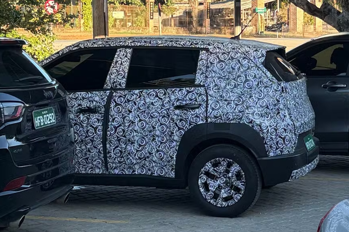 Acabou o mistério: novo Fiat Argo é visto pela 1ª vez praticamente sem disfarces