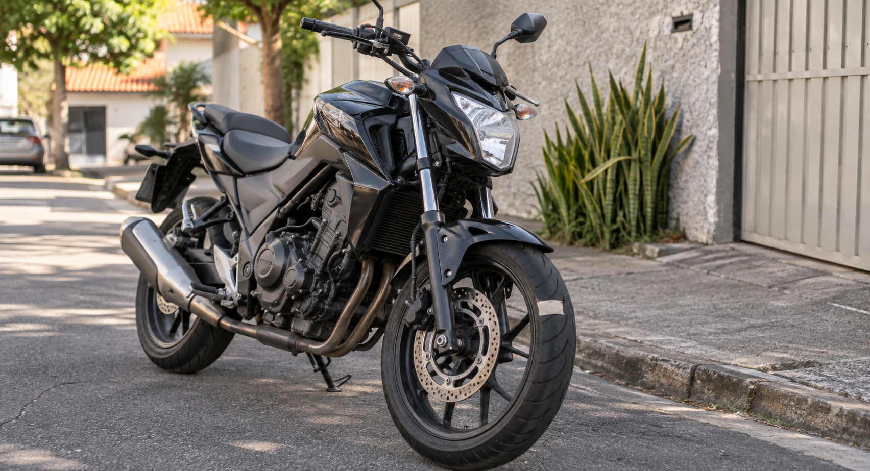 Por que alguns motociclistas colocam fita adesiva na roda da moto?
