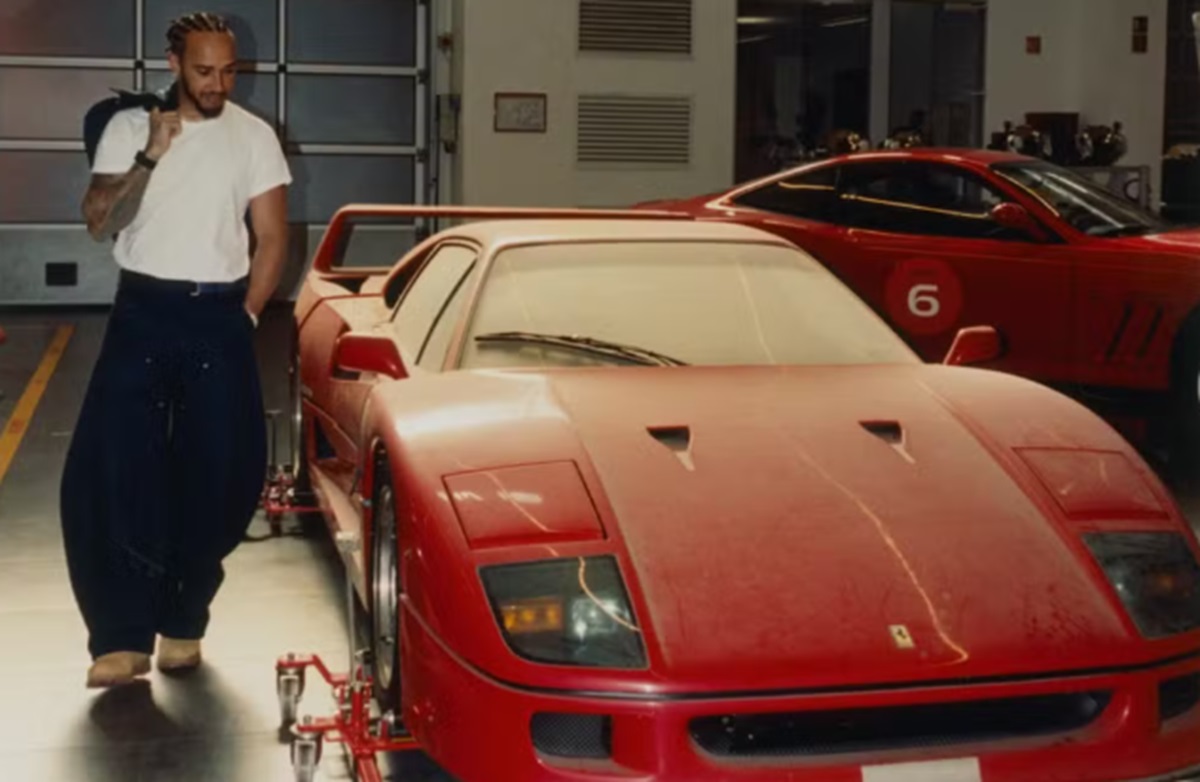 Ferrari esquecida por mais de 30 anos vai parar na garagem de Lewis Hamilton e o que ele faz é impressionante